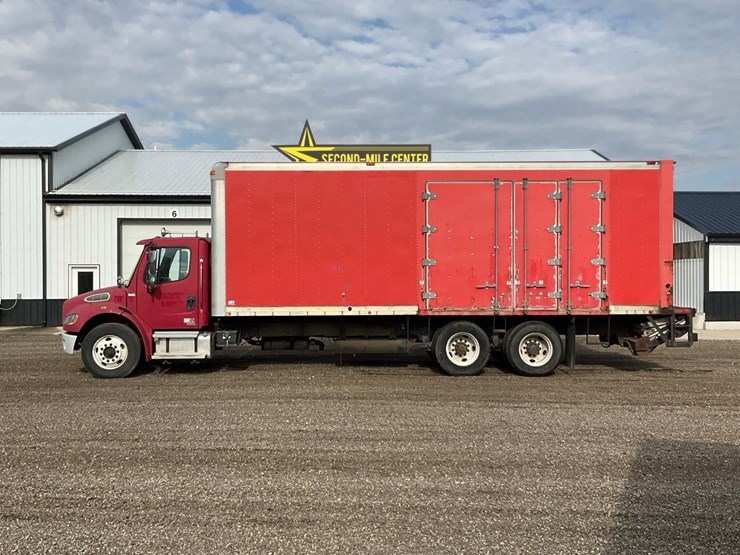2005-freightliner-m2-106-image-6