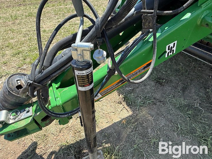 2022-john-deere-560m-image-10