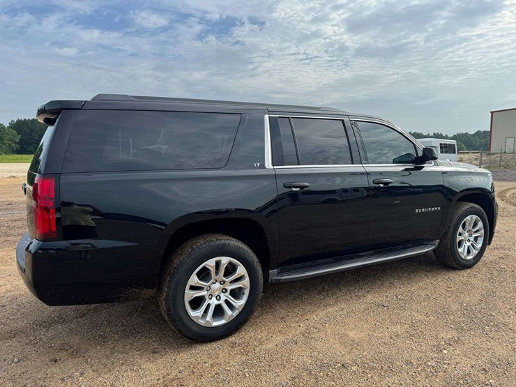 2016-chevrolet-suburban-1500-image-3