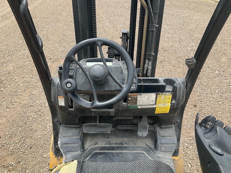 #1359-•-2010-yale-forklift-image-24