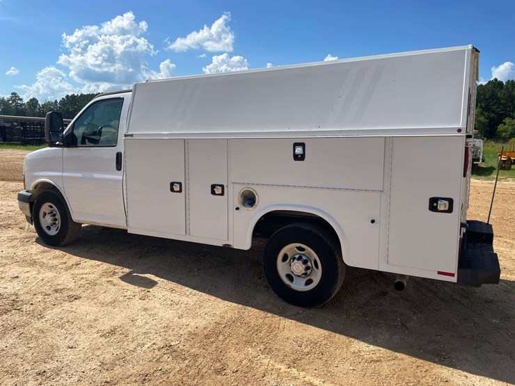2019-chevrolet-express-3500-image-2