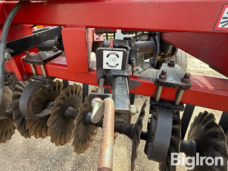 2010-case-ih-330-image-17