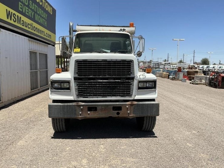 1995-ford-9000-image-3