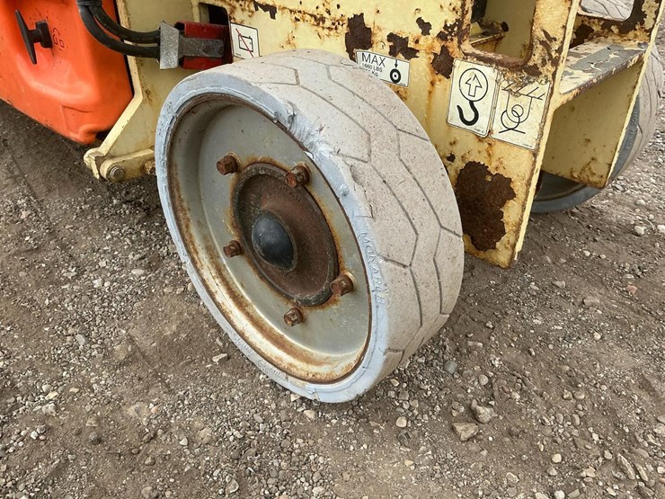 2005-jlg-2030es-image-15