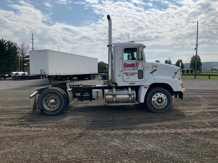 2003-freightliner-fld112-image-3