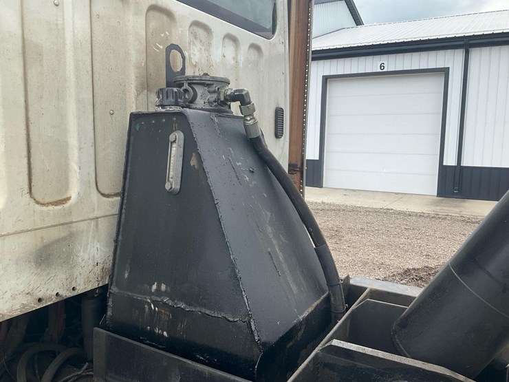 2010-freightliner-m2-106-image-60