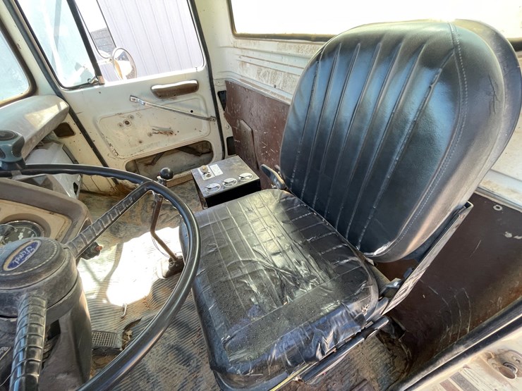 1983-ford-8000-image-26