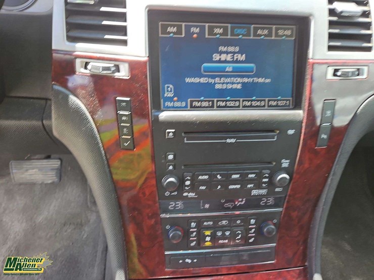 2010-cadillac-escalade-image-22