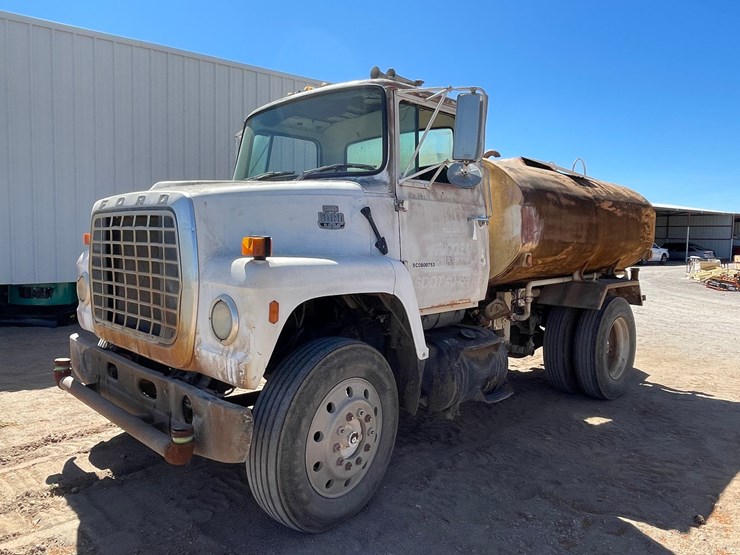 1983-ford-8000-image-1
