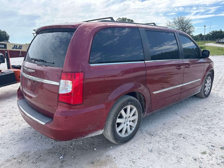 2014-chrysler-town-&-country-image-3