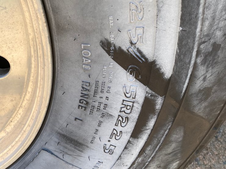 2013-freightliner-114sd-image-14