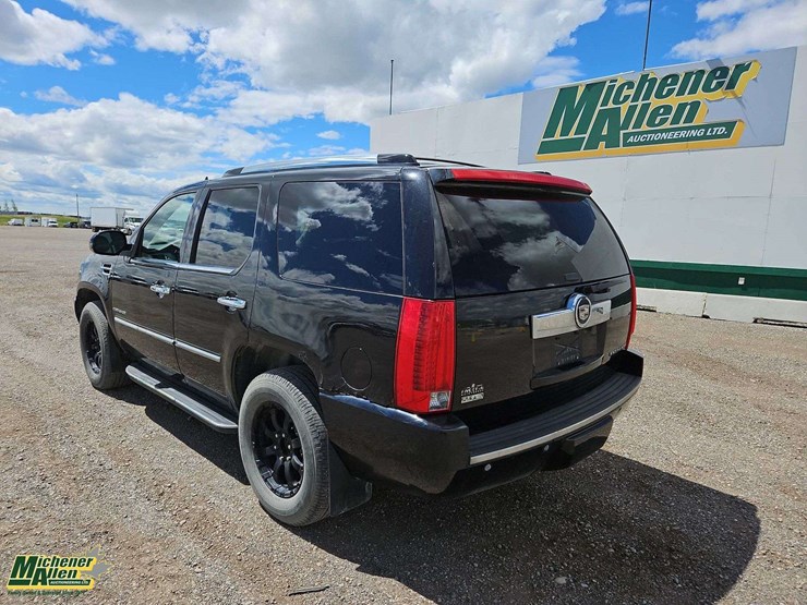 2010-cadillac-escalade-image-3