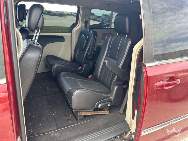 2014-chrysler-town-&-country-image-16