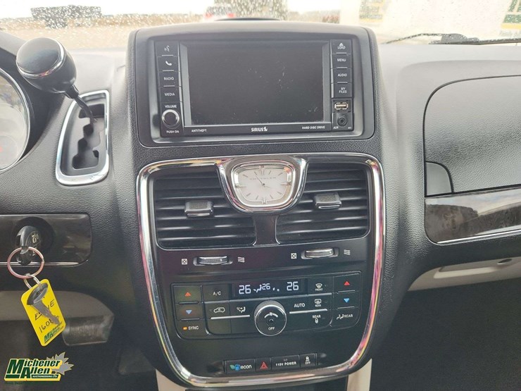 2013-chrysler-town-&-country-image-22