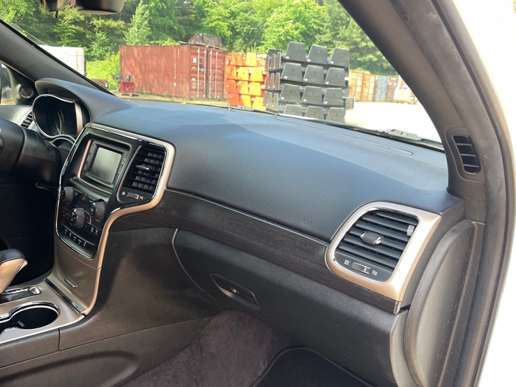 2017-jeep-grand-cherokee-laredo-image-49
