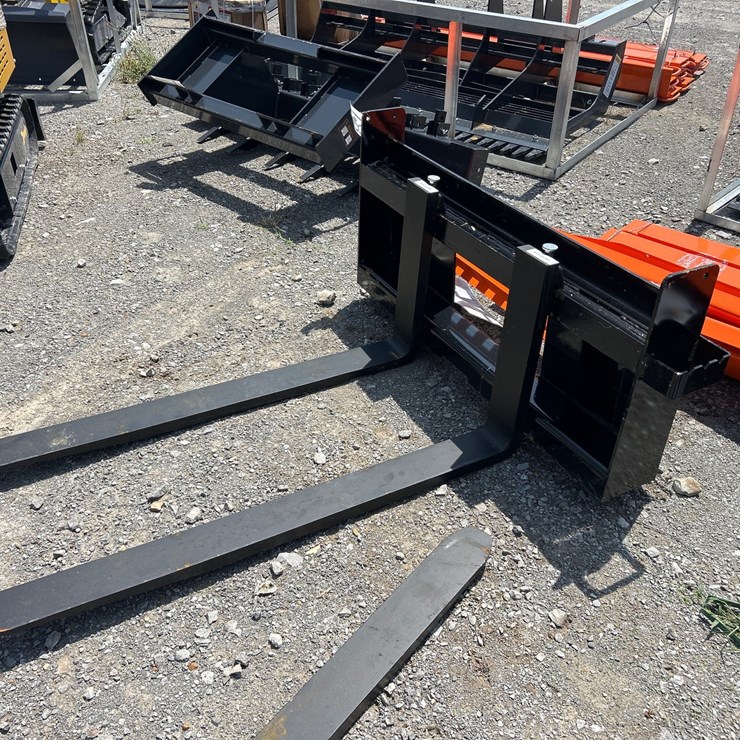 #82 • SKID STEER PALLET FORKS (Stock photo)