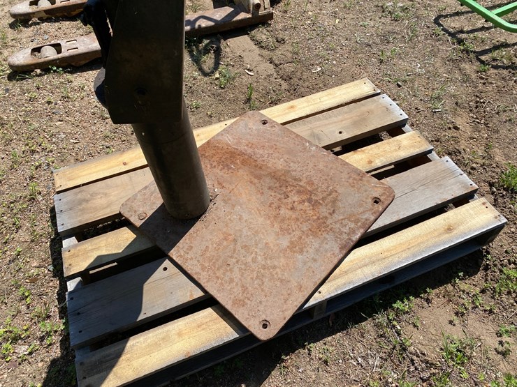 #7448-•-hydraulic-swiveling-cherry-picker-(antigo,-wi)-image-9