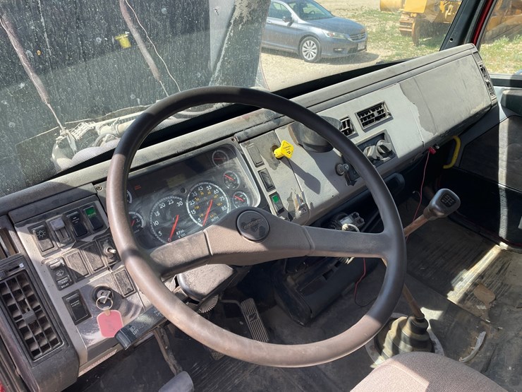2001-freightliner-fl70-image-34
