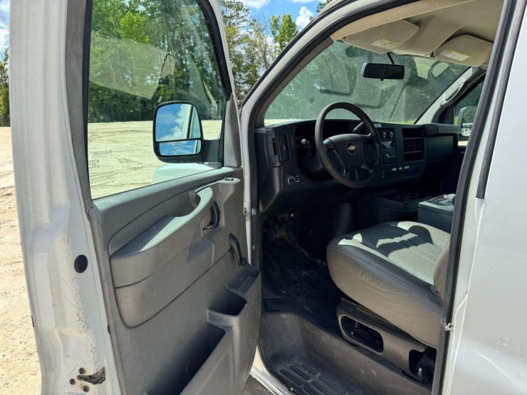 2013-chevrolet-express-g2500-image-9
