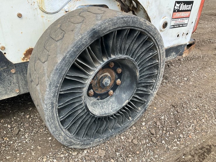 2014-bobcat-s570-image-11