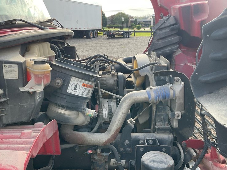 2005-freightliner-m2-106-image-26