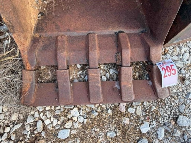 case-24"-backhoe-rear-bucket-image-2