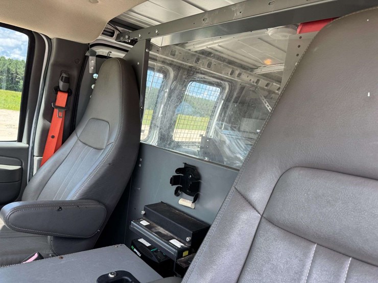 2013-chevrolet-express-g2500-image-13