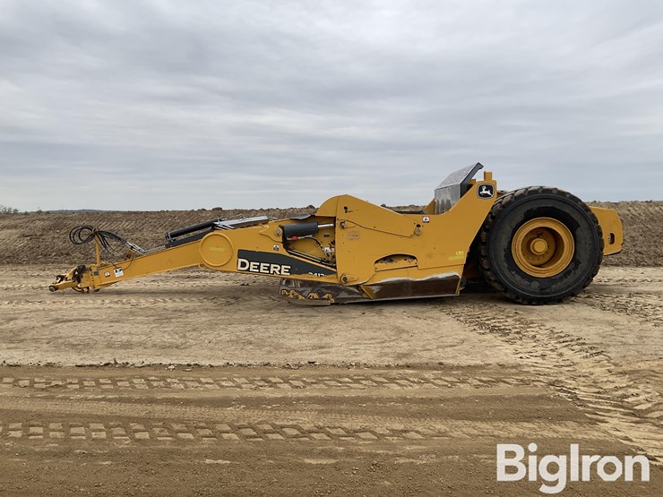 2020-deere-2412e-image-8