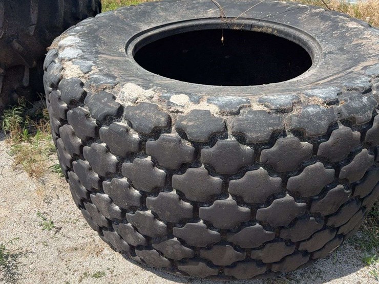 30.5-32-diamond-tread-grain-cart-tire,-14-ply-image-1