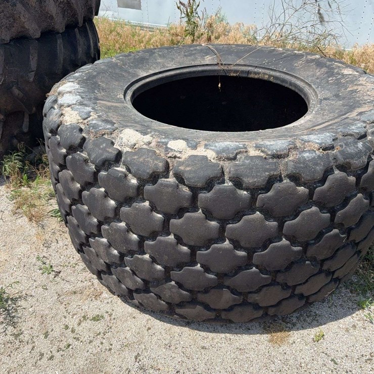 30.5-32 diamond-tread grain cart tire, 14-ply