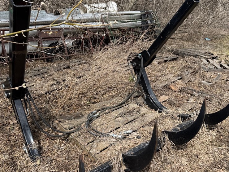 grapple-fork,-like-new,-came-off-new-holland-6070-tractor-and-loader,-would-fit-others-image-1