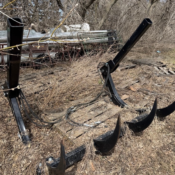 Grapple fork, like new, came off New Holland 6070 tractor and loader, would fit others