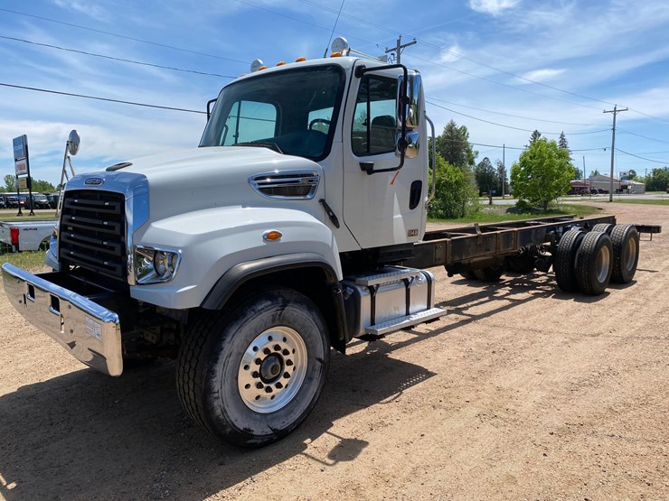 2013-freightliner-114sd-image-11