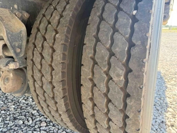 2009-gmc-t7500-image-26