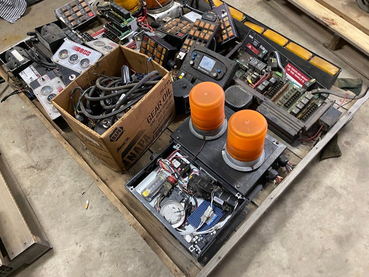 #7510-•-pallet-of-electrical-controls-panels-and-lights-(antigo,-wi)-image-5