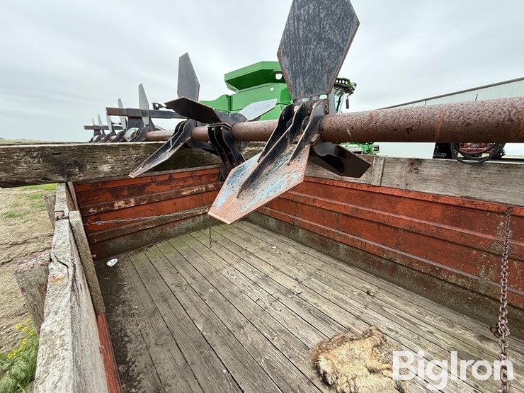 hawkins-12-row-corn-head-crop-sweeper/reel-image-12