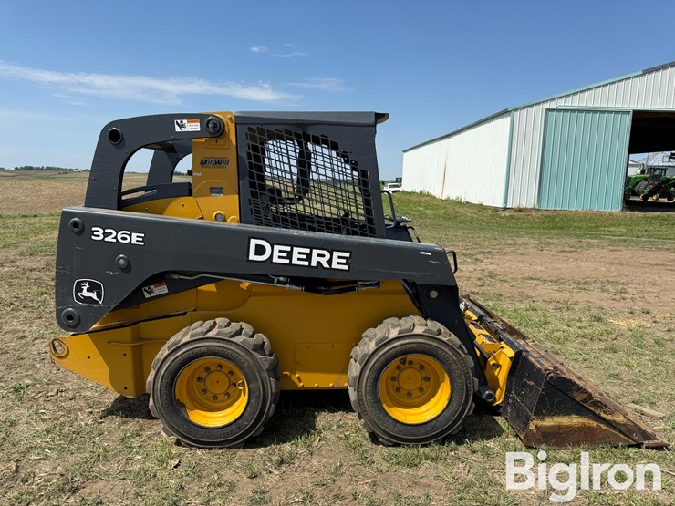 2015-deere-326e-image-4