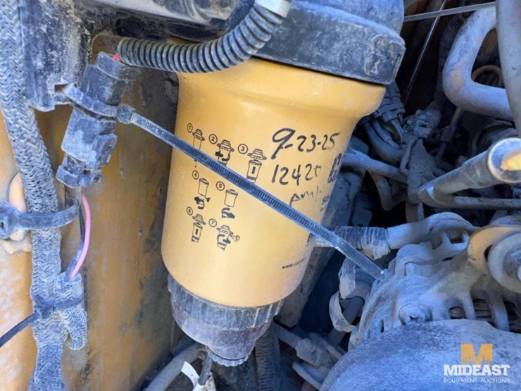 2016-caterpillar-242d-image-10