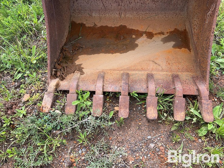 case-new-holland-24”-backhoe-bucket-image-9