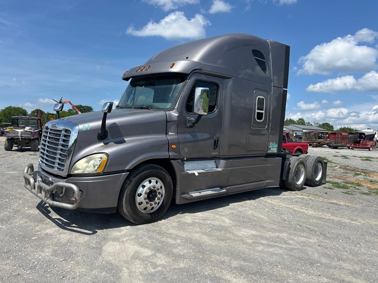 2015-freightliner-cascadia-125-image-1