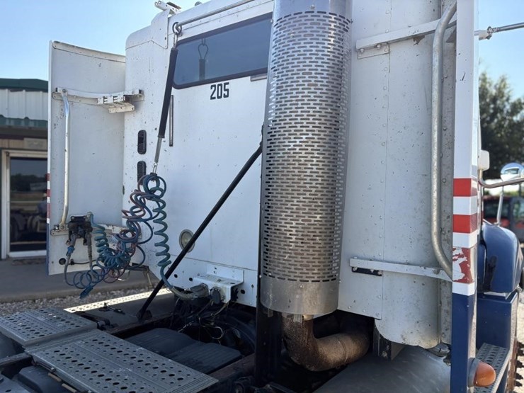l2--2001-freightliner-columbia-image-14
