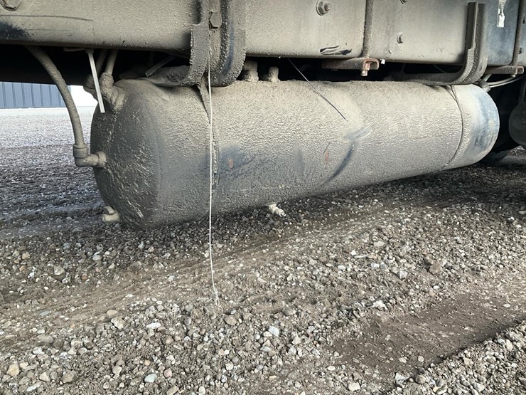 2005-freightliner-m2-106-image-25