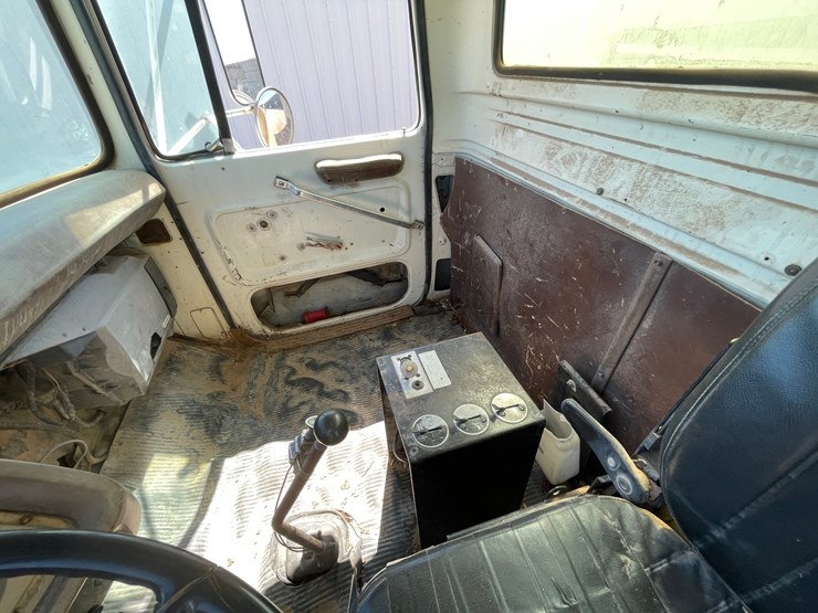 1983-ford-8000-image-27