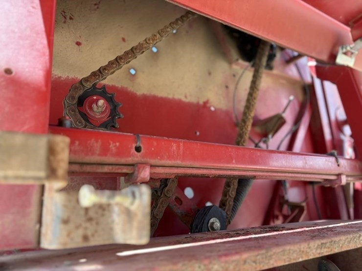 new-holland-br750-image-16