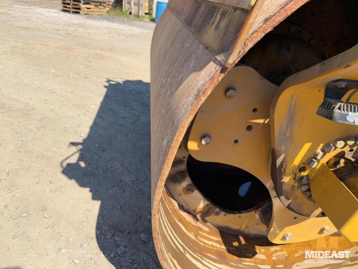 2016-caterpillar-cb54b-image-10