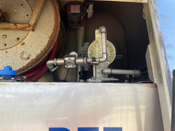 #6152-•-2002-mack-rd-model-fuel-tanker-truck-(has-title)-image-44