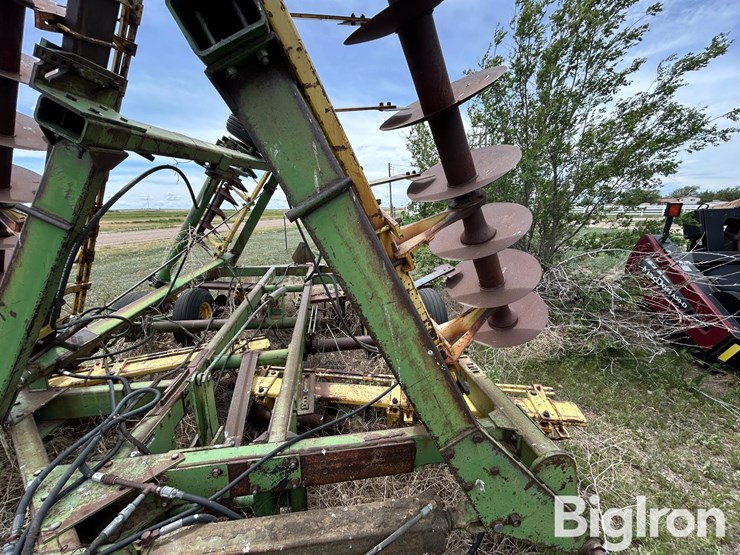 john-deere-230-image-11