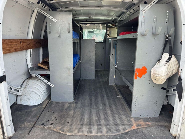 2013-chevrolet-express-g2500-image-21