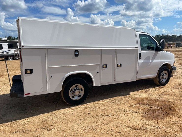 2019-chevrolet-express-3500-image-3