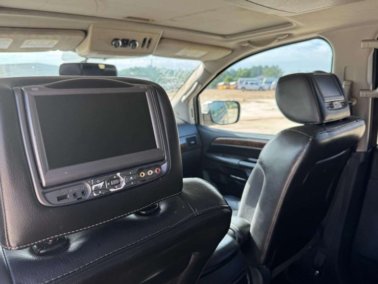 2014-nissan-armada-image-19